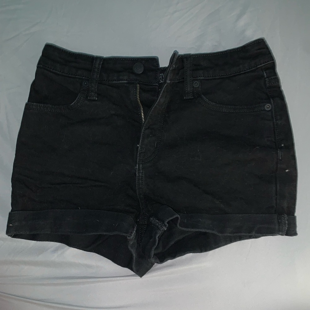 Super cute black shorts!! 🖤⚡️
